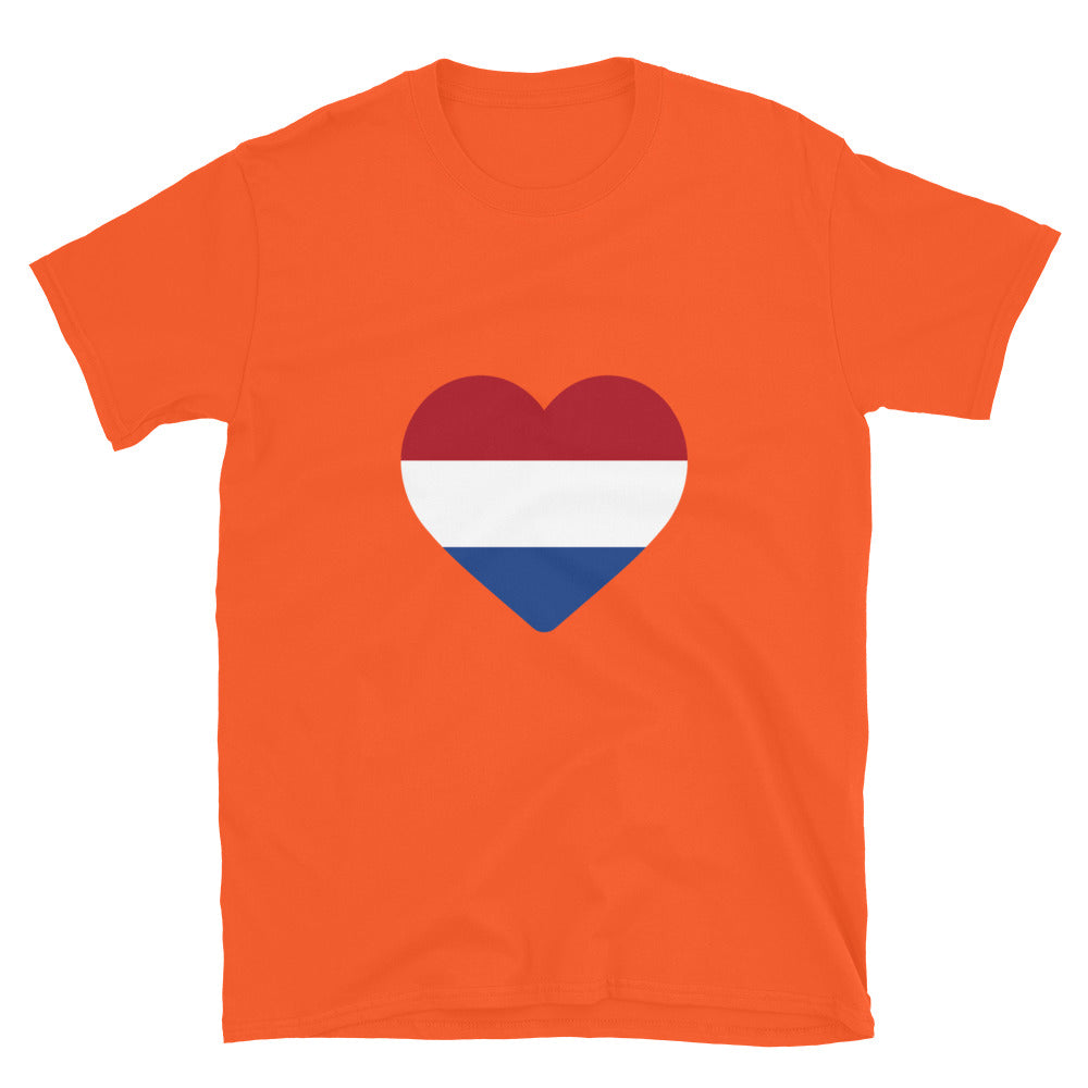 Koningsdag Oranje Essentieel T-Shirt featuring a heart design with Dutch flag colors.