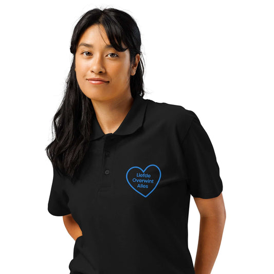 Cotton polo shirt a black polo shirt featuring a blue heart design with the text "Liefde overwint Alles"